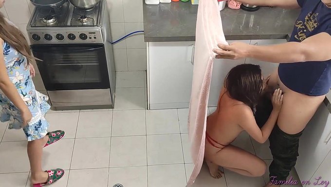 Üvey Kız Kardeşimin Kızı Her Zaman Onunla Seks Yapmamı Istiyor Ama Ona Karşı Koyamıyorum