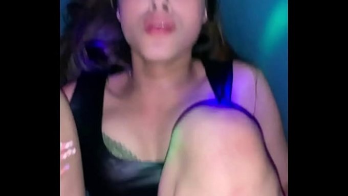 Küçük Kız Bir Gece Kulübünde Derinlemesine Sikiliyor