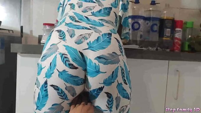 Üvey Kız, Annesi Evde Yokken Mutfakta Koca Sikli Üvey Babayı Alıyor.