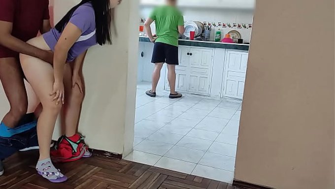 Arkadaşımın Karısı Tam Bir Orospu, Yemek Yaparken Aletimi Okşuyor Ve Bizi Göremiyor.