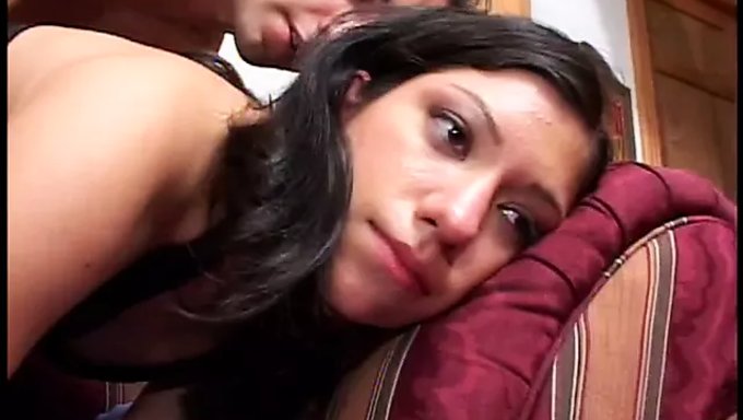 Dövmeli Ve Piercingli 18+ Genç, Penise El Işi Yapıyor Ve Sikişiyor