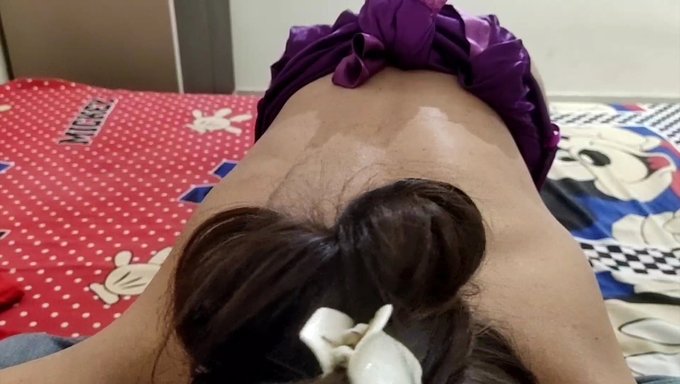 Hintli Karının Kirli Konuşmaları Ve Kırbaçlamaları, Kocasının Boşalmasına Yol Açıyor