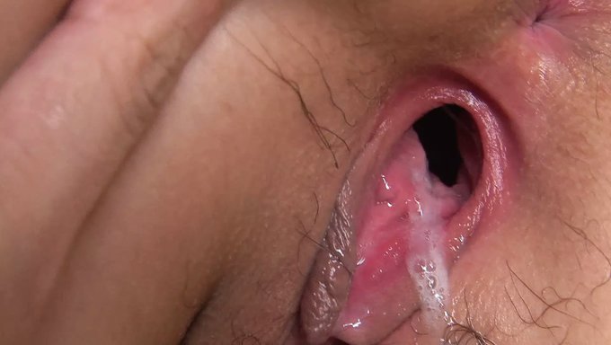 Küçük Göğüslü Asyalı Genç Anal Yalama Ve Içine Boşalma Alıyor