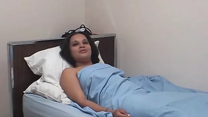 Genç (18+) Kahverengi Bir Adamla Oral Zevk Alıyor