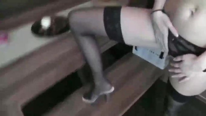 Üvey Kız Kardeş Üçlüde Erkek Kardeşi Tarafından Içine Boşalıyor