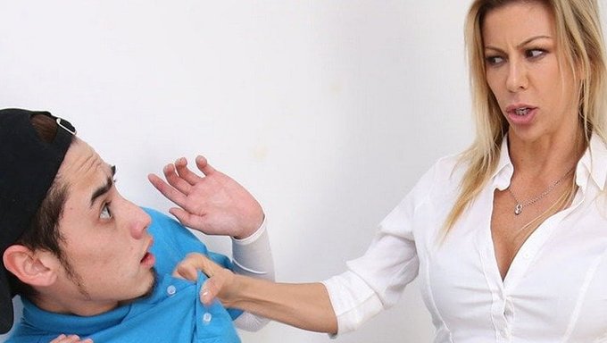 Bu Videoda Milf Amını Yalatıyor