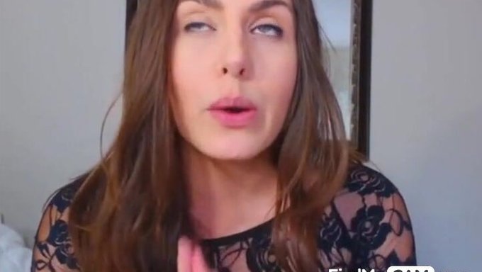 Kıvrımlı Webcam Bebek Kendini Orgazma Memnun Ediyor