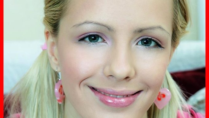 18 Yaşındaki Alman Amatör Sıkı Arka Kapısını Gerdiriyor