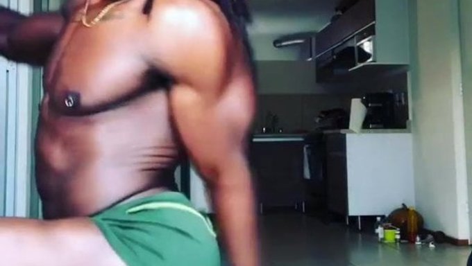 Afrikalı Amerikalı Adam Büyük Poposunu Twerk Yapıyor Ve Siliyor