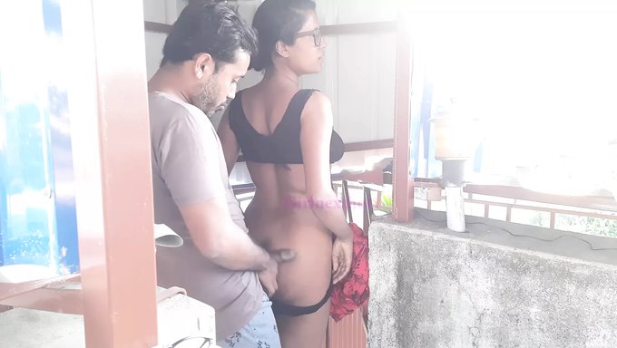 Büyük Kalçalı Hint Kızı Kamerada Creampie Alıyor