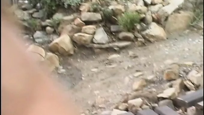 Esmer Genç Kızın Sıkı Götü Büyük Yarrağın Içinde Geriliyor