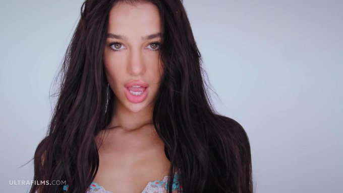 Ukraynalı Çarpıcı Model Kama Oxi, Bu Yüksek Kaliteli Videoda Çeşitli Pozisyonlarda Duygusal Solo Mastürbasyonunu Sergiliyor
