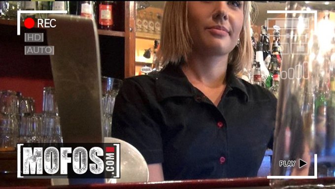 Rihanna Samuel, Mofos'Ta Kinky Sarışın Barmen, Beklenmedik Cinsel Karşılaşmalara Dalıyor.