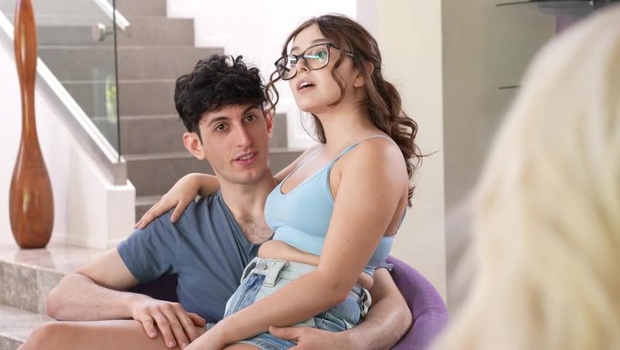 Genç Aşıklar, Hustler'De Daha Deneyimli Çiftlerden Bazı Tavsiyeler Alıyor.