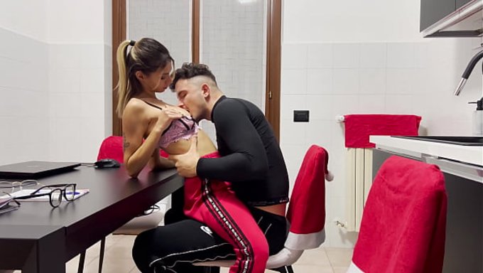 Italyan Sekreter Ayaklarını Efendisine Sunuyor, Sikiliyor.