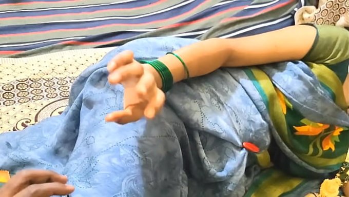 Hintli Bir Kız Arkadaşıyla Başka Bir Şehre Kaçtı.