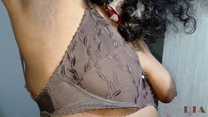 Desi Bhabhi, Aksiyona Hazır, Seksi Ve Güzel Bir Baldır.