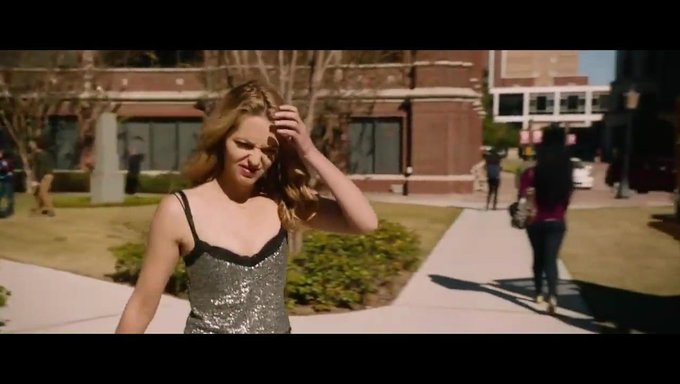 Amerikalı Jessica Rothe Güneşli Bir Günün Tadını Çıkarıyor