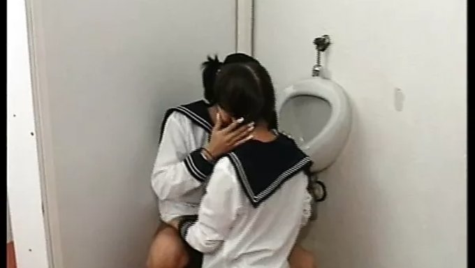 Genç (18+) Birbirlerini Yalıyor Ve Parmaklıyor