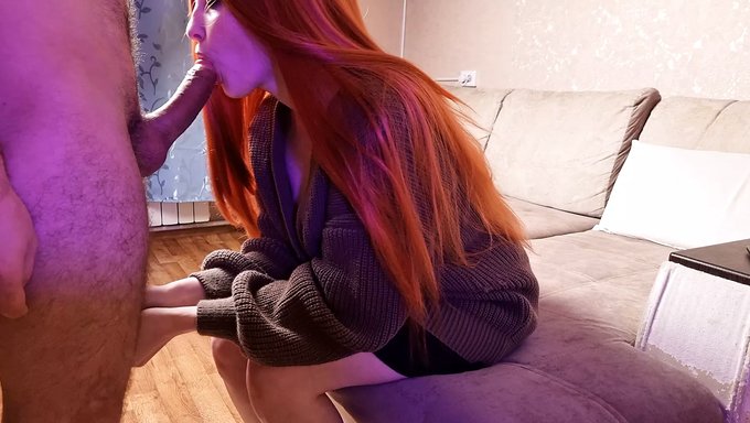 Genç (18+), Cuckold Videosunda Sakso Çekerken Güzel Gibi Davranıyor