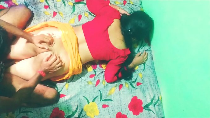 Bhabhi'Nin Dar Amcığı Halka Açıkta Sert Seks Yapıyor