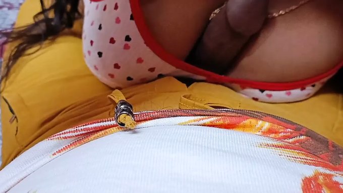Olgun Karı Sonali Bhabhi Sıkı Deliğini Siktiriyor