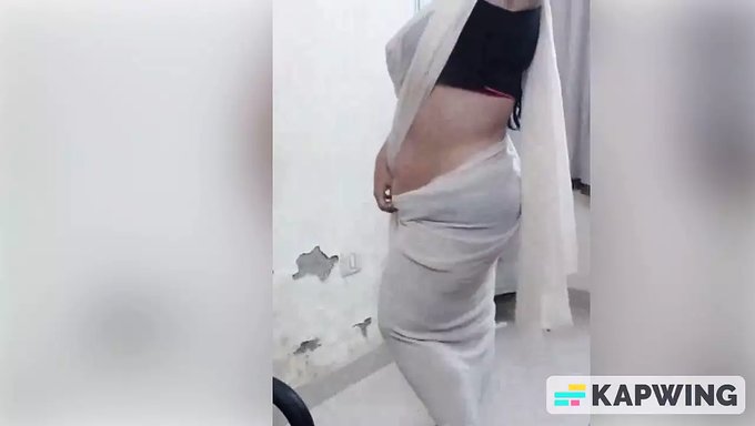 18 Yaşındaki Hintli Kız, Meme Arası Sikişiyor