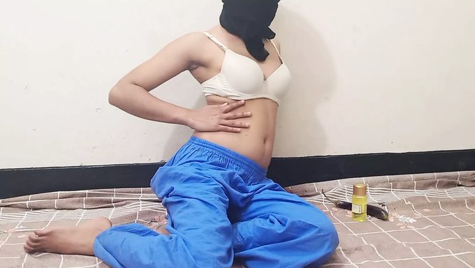 Kızlar Sadece Eğlenmek Istiyor: Amatör Kız Kameranın Önünde Mastürbasyon Yapıyor