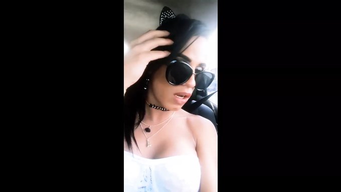 Genç 18+ Shemale, Poposunu Siktiriyor