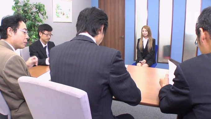 Büyük Göğüslü Japon Genç, Patronu Tarafından Amını Yalatıp Siktiriyor