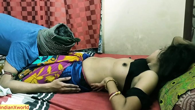 Hintli Karı Genç Bir Adamla Paylaşıyor