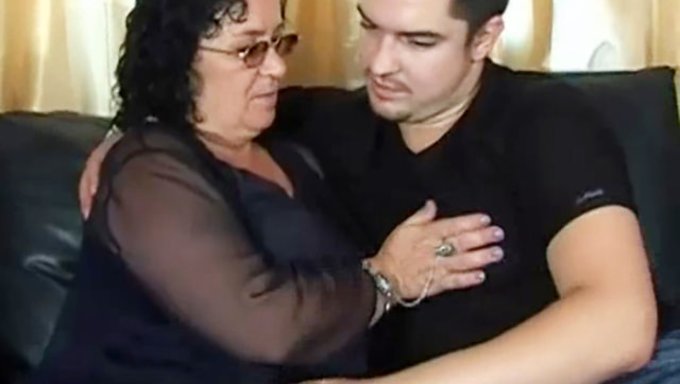 Olgun Kadın Amatör Videoda Anal Seks Yapıyor