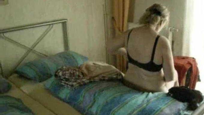 Büyük Doğal Göğüslere Sahip Amatör Karı Sertleşiyor