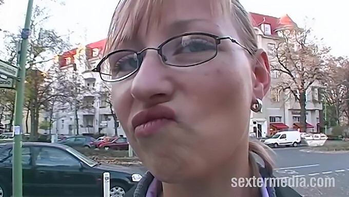 Sandra'Nın Büyük Göğüsleri Ve Sakso Yetenekleri Sergileniyor