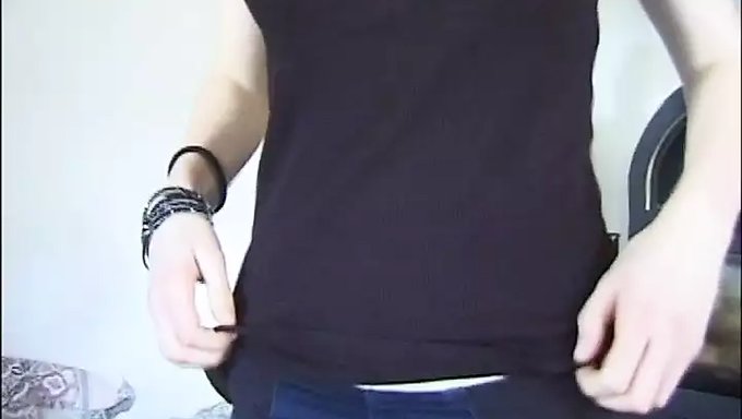 Doğal Vücutlu Ve Tıraşlı Amı Olan Çek Güzeli, Ev Yapımı Bir Videoda Soyunup Mastürbasyon Yapıyor
