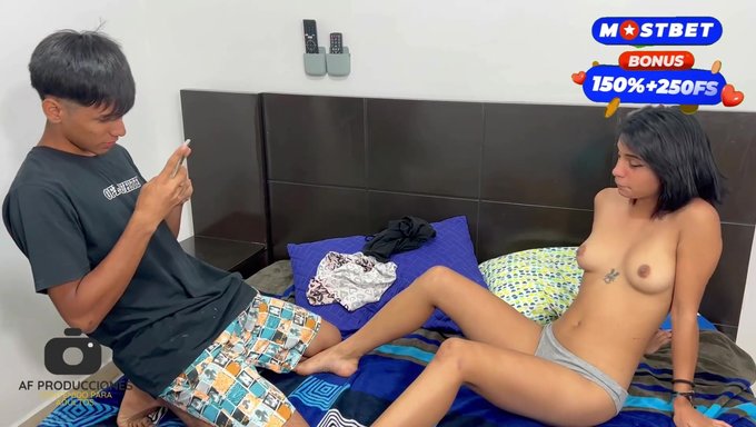 Üvey Kız Kardeşimle Ikimiz De Ateşli Fotoğraflar Için Soyunuyoruz Ve Ikimiz De Seks Yapıyoruz.
