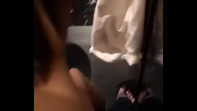 Gerçek Zamanlı Olarak Şaşırtıcı Sahnelerde Güzel Kadın.