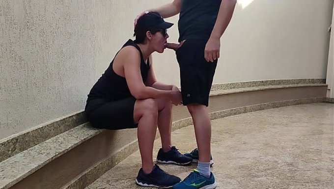 Bahis Kaybedildi, Adam Bacaklarını Lezbiyene Geçirmek Zorunda Kaldı.