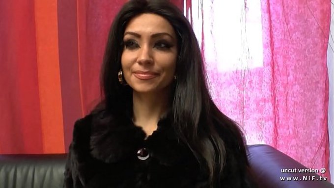 Frenchie'Nin Göt Deliği Iyice Açılıyor Ve Kanepeye Tıkılıyor.