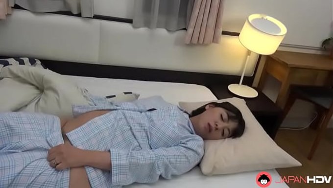 Japon Kadın, Üvey Oğlunu Üvey Annesini Çıplak Yakaladıktan Sonra Sikişiyor.
