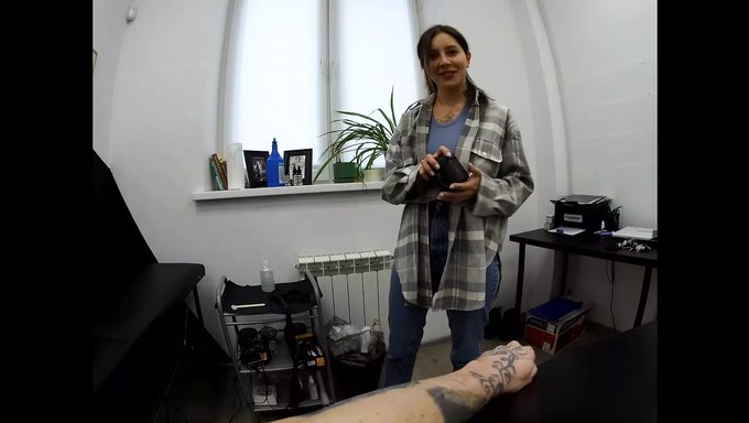 18+ Genç Bebek Dövme Sanatçısından Derin Bir Boğaz Alıyor!