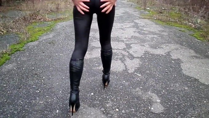 Dar Ve Seksi: Bağlanmış Ve Memnun Etmeye Hazır