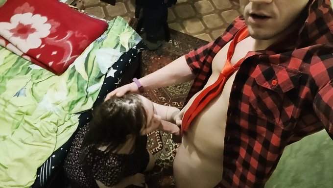 18 Yaşındaki Kız Arkadaşına El Işi Yapıyor