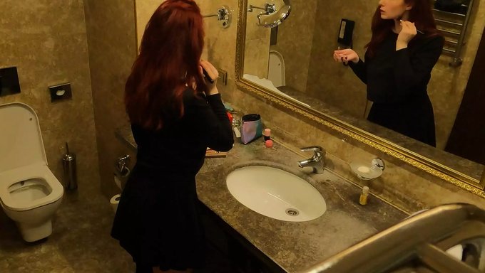 Genç (18+) Herkesin Içinde Popo Yalamaktan Keyif Alıyor