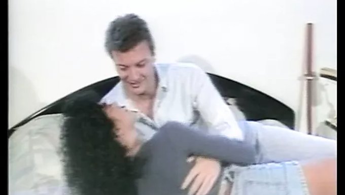 Alman Shemale'In Sarışın Bomba Performansı