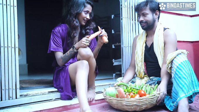 Bhabhi Jii, Sert Hint Seks Videosunda Büyük Bir Yarrağı Kabul Ediyor