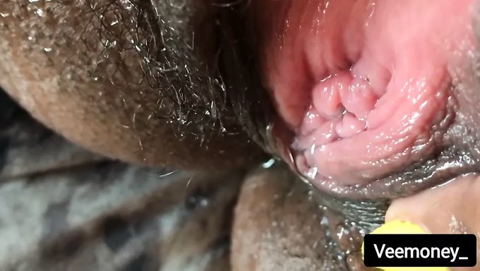 Olgun Ve Genç (18+) Yakın Çekim Parmaklama Ve Içine Boşalma Keyfini Çıkarıyorlar