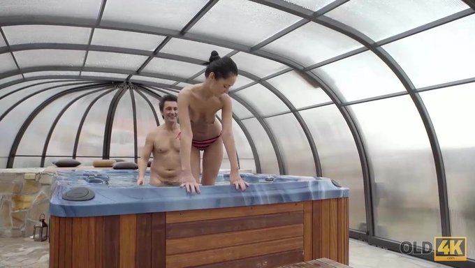 Angie Moon'Un Ağzı Avrupalı Yaşlı Adamdan Gelen Spermle Doluyor