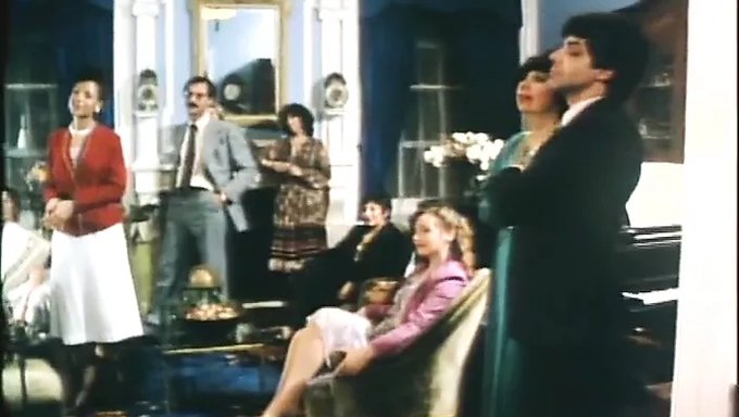 Lola A. Ile Yurt Odasında Amerikan Retro Porno