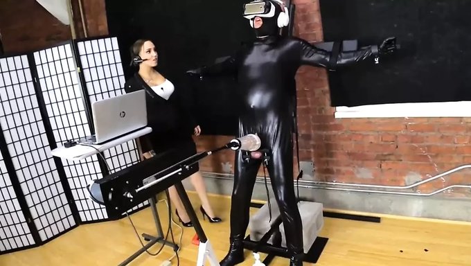 Femdom Köle, Fuckmachine Ile Aşağılayıcı Bir Eğitim Alıyor